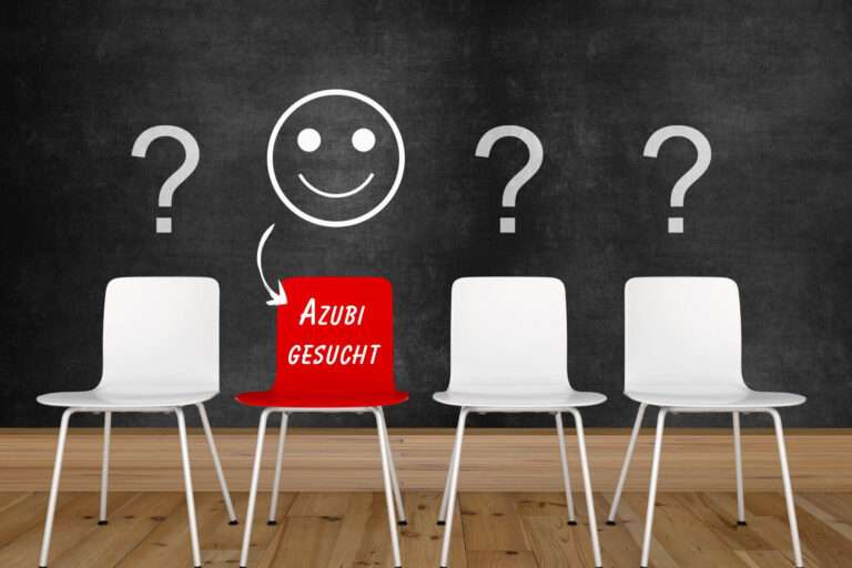 Stuhl mit der Aufschrift 'Azubis gesucht' im Rahmen des Azubi-Recruiting und Ausbildungsmarketing.