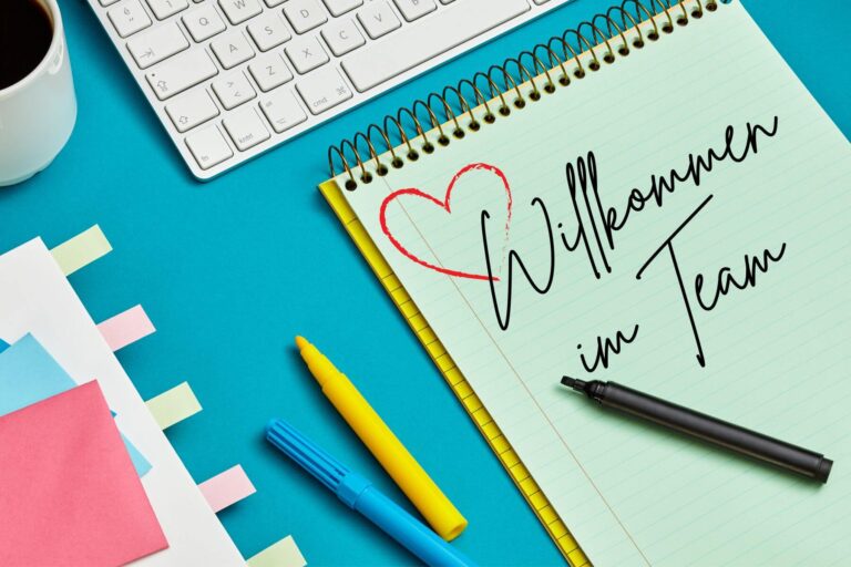 notizblock mit aufschrift willkommen im team