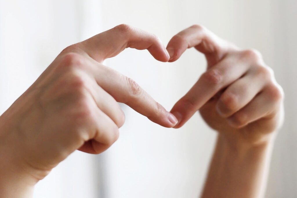 hände zeigen ein herz um feedback zu geben und azubis zu loben