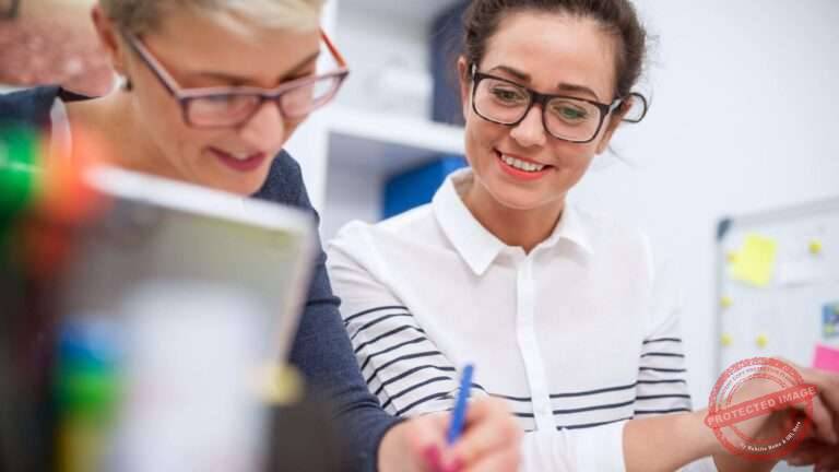 aevo-online-kurs-fachwirte | aevo online ausbilderin und auszubildende bei der aevo prüfung