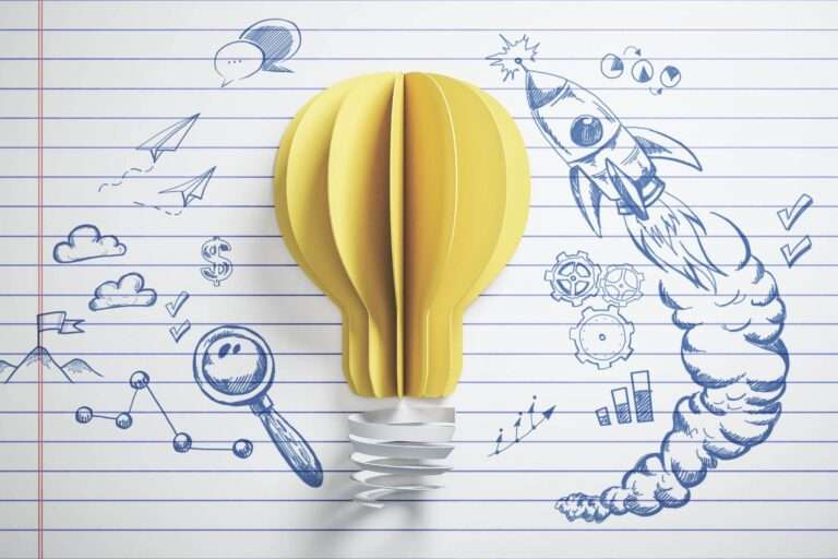 glühbirne auf notizpapier als symbol für lernziele