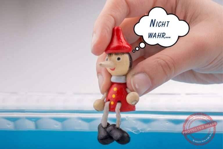 aevo online - azubis lügen | aevo online sitzende holzpuppe mit langer nase als symbol wenn azubis lügen