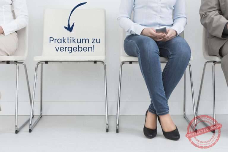 aevo online - praktikum | aevo online reihe mit stühlen einer mit der aufschrift praktikum zu vergeben