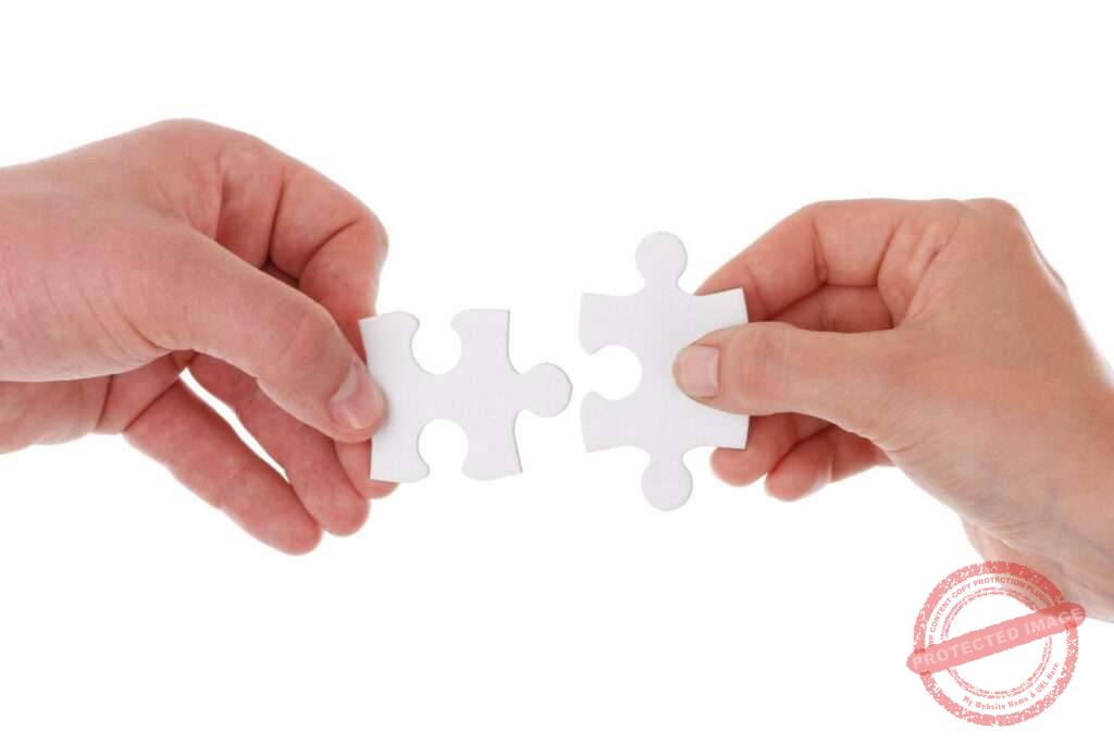 Übernahme von azubis | aevo online zwei hände auf weißem hintergrund halten puzzleteile symbol Übernahme von azubis