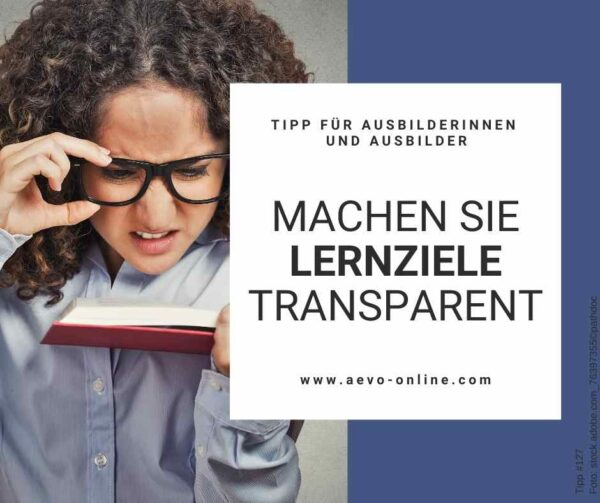 Abbildung: Frau mit Brille liest in Buch