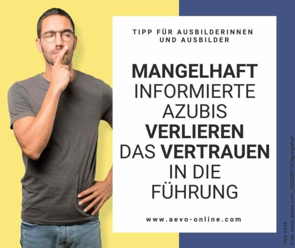 Abbildung: Mann mit Brille überlegt