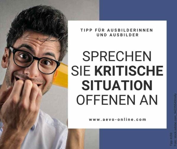 Abbildung: Mann mit Brille kaut auf den Fingernägeln