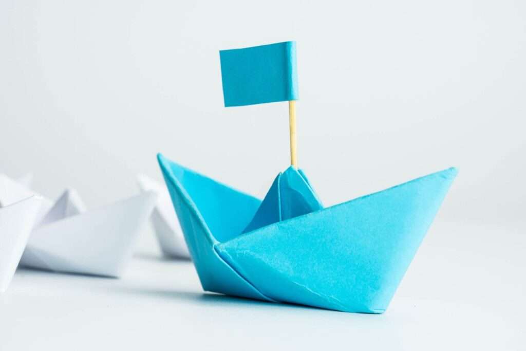 lernziele   blaues schiff aus papier