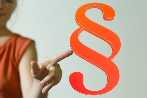 Ausbildungsbeauftragte zeigt mit dem Finger auf einen Paragrafen.