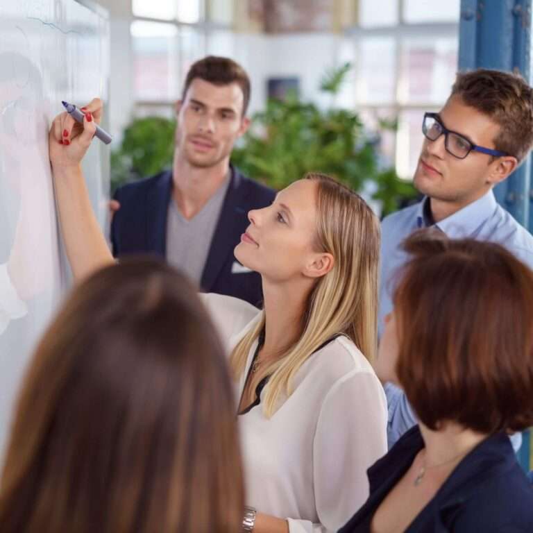 ausbilderin mit azubis im training