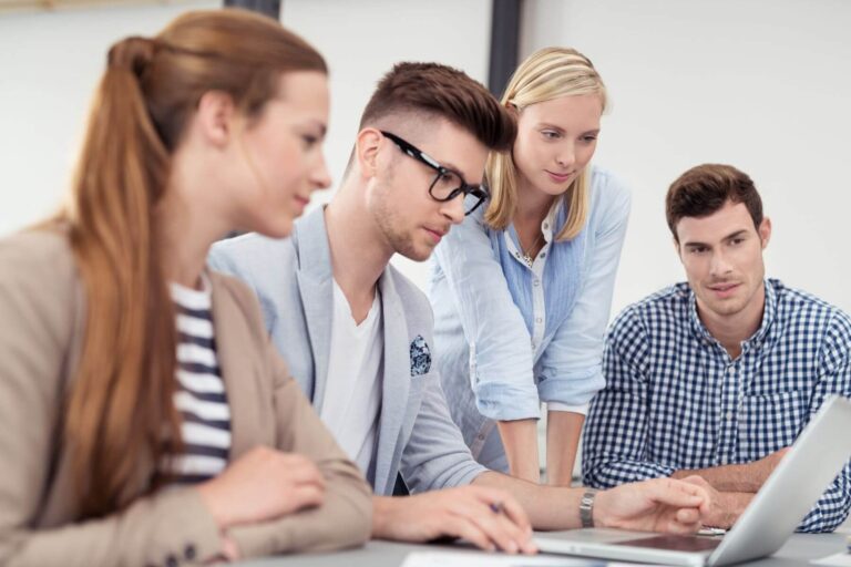 ausbilderin mit azubis im training