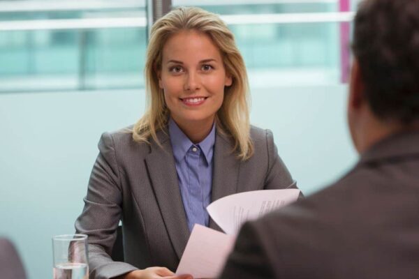 Abbildung: Frau im Gespräch mit einem Mann im Büro.