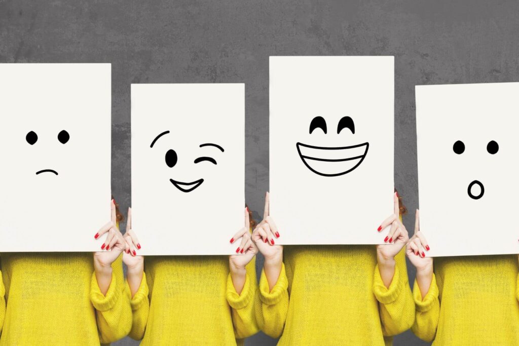 feedback - beurteilung - kommunikation | aevo online personen mit gelbem pullover halten karten feedback hoch