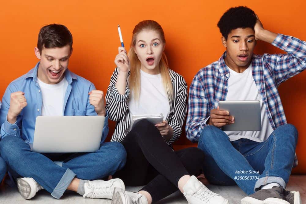 Abbildung: Jugendliche mit Laptops lernen gemeinsam