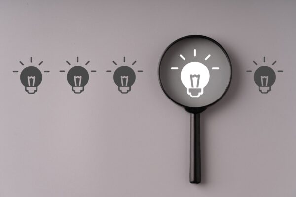 Lupe mit Medien in der AEVO-Prüfung.